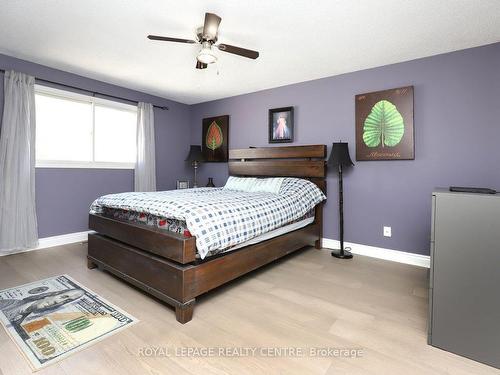 30 Branthaven Dr, Hamilton, ON - Indoor Photo Showing Bedroom