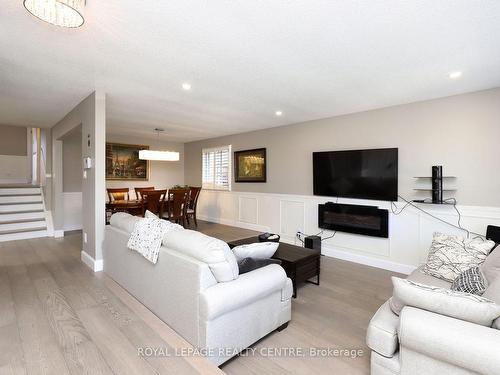 30 Branthaven Dr, Hamilton, ON - Indoor Photo Showing Living Room