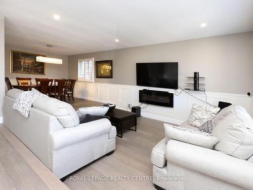 30 Branthaven Dr, Hamilton, ON - Indoor Photo Showing Living Room