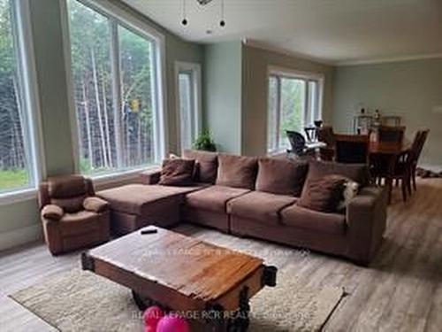 135 Lake Dr, West Grey, ON - Indoor Photo Showing Living Room
