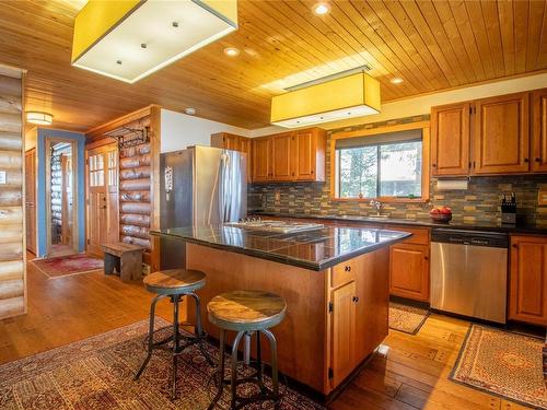 1601 Schooner Way, Pender Island, BC - Indoor Photo Showing Kitchen