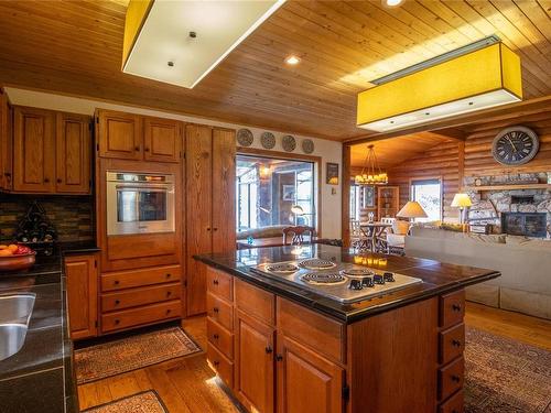 1601 Schooner Way, Pender Island, BC - Indoor Photo Showing Kitchen With Double Sink