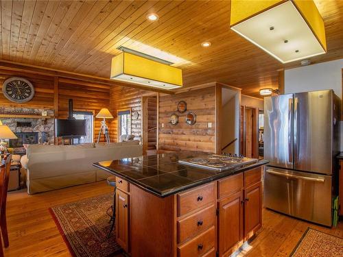 1601 Schooner Way, Pender Island, BC - Indoor Photo Showing Kitchen