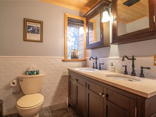 1601 Schooner Way, Pender Island, BC - Indoor Photo Showing Bathroom