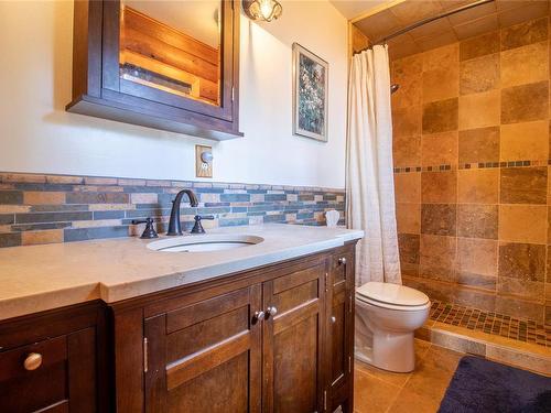 1601 Schooner Way, Pender Island, BC - Indoor Photo Showing Bathroom