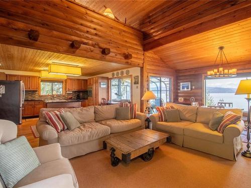 1601 Schooner Way, Pender Island, BC - Indoor Photo Showing Living Room