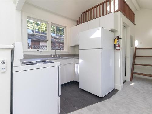 601 Su'It St, Victoria, BC - Indoor Photo Showing Kitchen With Double Sink