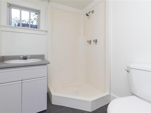 601 Su'It St, Victoria, BC - Indoor Photo Showing Bathroom