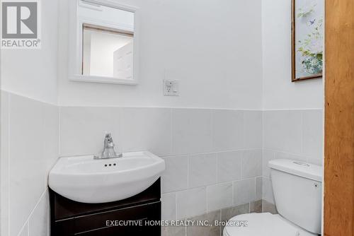 17 Marshall St, Waterloo, ON - Indoor Photo Showing Bathroom