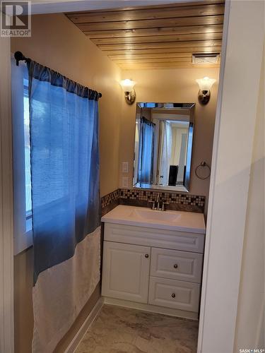402 4Th Street, Medstead, SK - Indoor Photo Showing Bathroom
