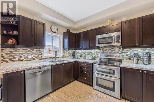 124 Sun King Crescent, Barrie, ON - Indoor Photo Showing Kitchen With Upgraded Kitchen