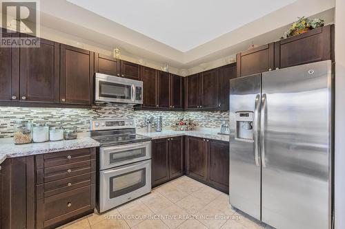 124 Sun King Cres, Barrie, ON - Indoor Photo Showing Kitchen With Upgraded Kitchen