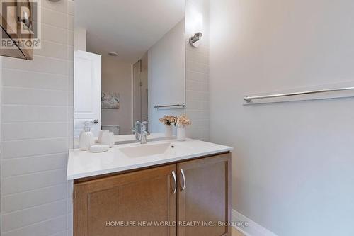 506 - 1 Hurontario Street, Mississauga, ON - Indoor Photo Showing Bathroom