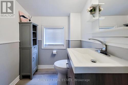 110 Graham Ave N, Hamilton, ON - Indoor Photo Showing Bathroom
