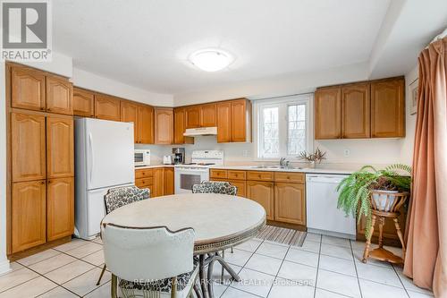 34 Balmoral Pl, Barrie, ON - Indoor Photo Showing Kitchen
