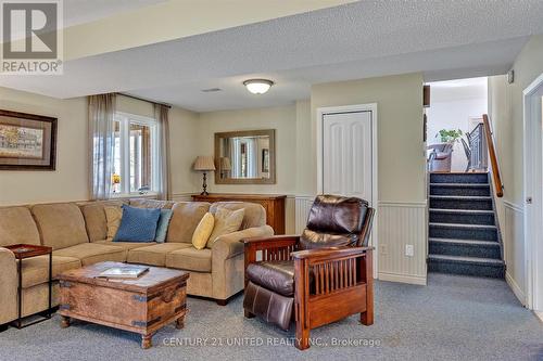 1223 Harrington Dr, Smith-Ennismore-Lakefield, ON - Indoor Photo Showing Living Room