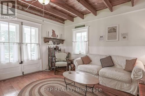 10 Sixth Street, Kawartha Lakes, ON - Indoor Photo Showing Living Room