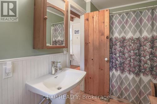 10 Sixth St, Kawartha Lakes, ON - Indoor Photo Showing Bathroom