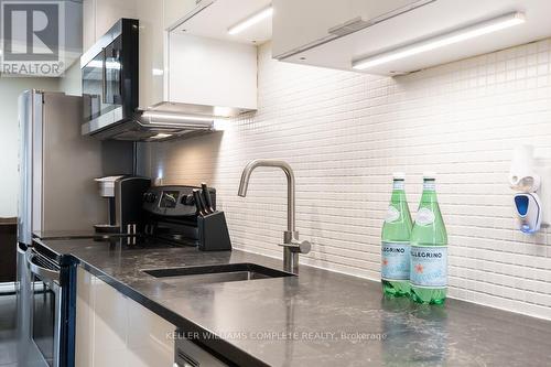 527 Barton St E, Hamilton, ON - Indoor Photo Showing Kitchen