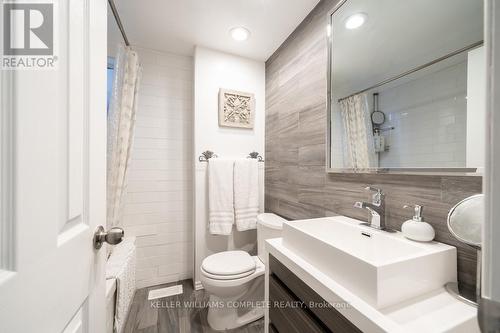 527 Barton St E, Hamilton, ON - Indoor Photo Showing Bathroom
