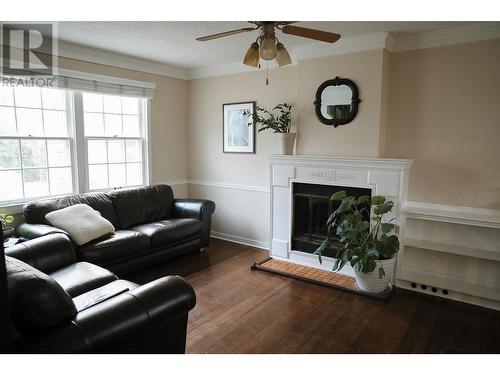 1485 Highland Drive S, Kelowna, BC - Indoor Photo Showing Living Room With Fireplace