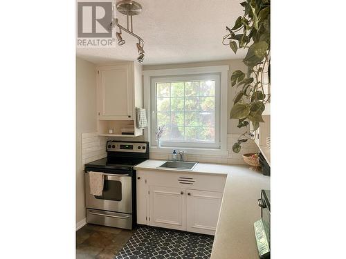 1485 Highland Drive S, Kelowna, BC - Indoor Photo Showing Kitchen