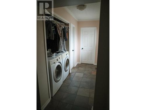 1485 Highland Drive S, Kelowna, BC - Indoor Photo Showing Laundry Room