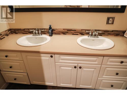 1485 Highland Drive S, Kelowna, BC - Indoor Photo Showing Bathroom