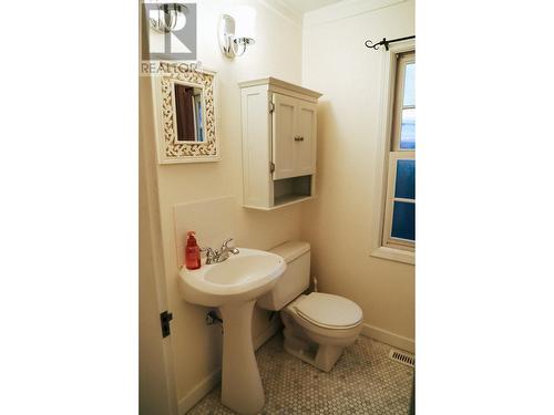 1485 Highland Drive S, Kelowna, BC - Indoor Photo Showing Bathroom