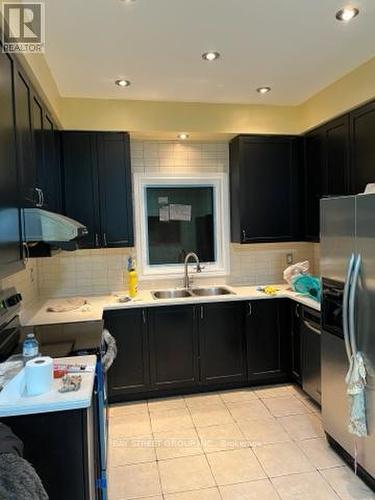 7 Vandervoort Dr, Richmond Hill, ON - Indoor Photo Showing Kitchen With Double Sink