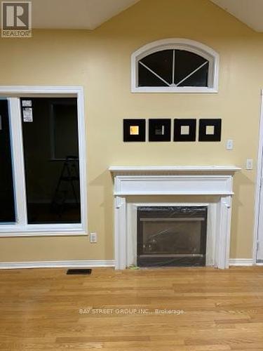 7 Vandervoort Dr, Richmond Hill, ON - Indoor With Fireplace