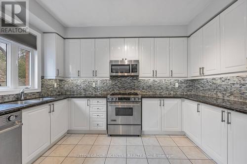 23 Pepin Crt, Barrie, ON - Indoor Photo Showing Kitchen With Double Sink With Upgraded Kitchen