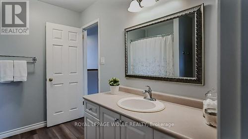 227 Dearborn Blvd, Waterloo, ON - Indoor Photo Showing Bathroom