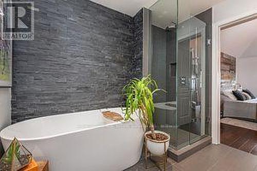 37 Leaves Terr, Toronto, ON - Indoor Photo Showing Bathroom