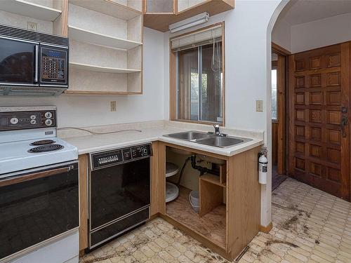1379 Vista Hts, Victoria, BC - Indoor Photo Showing Kitchen With Double Sink