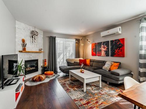 Salon - 45 Av. Du Parc, Laval (Laval-Des-Rapides), QC - Indoor Photo Showing Living Room With Fireplace