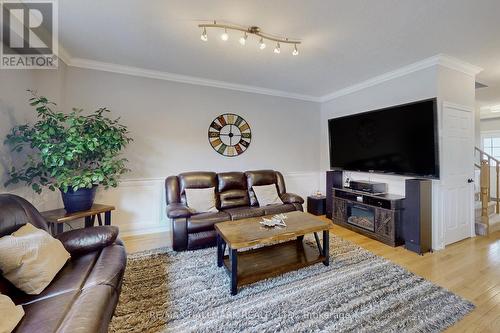136 Redfern Cres, Clarington, ON - Indoor Photo Showing Living Room