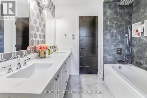 3484 Riverspray Cres, Mississauga, ON - Indoor Photo Showing Bathroom
