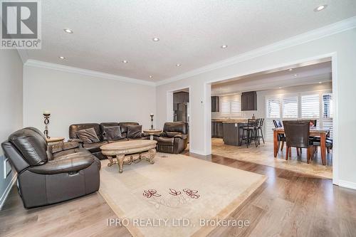 22 Spofford Drive, Whitchurch-Stouffville, ON - Indoor Photo Showing Living Room