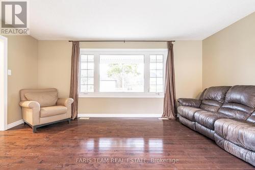 3843 East Street, Innisfil, ON - Indoor Photo Showing Living Room