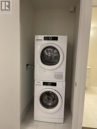 #222 -2 David Eyer Rd, Richmond Hill, ON - Indoor Photo Showing Laundry Room