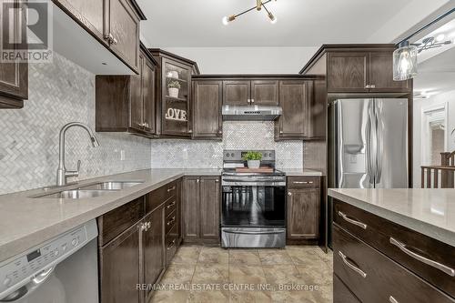 8516 Milomir Street, Niagara Falls, ON - Indoor Photo Showing Kitchen With Double Sink With Upgraded Kitchen