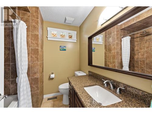 1520 Highland Drive N, Kelowna, BC - Indoor Photo Showing Bathroom