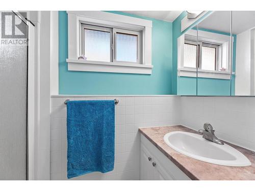 1520 Highland Drive N, Kelowna, BC - Indoor Photo Showing Bathroom