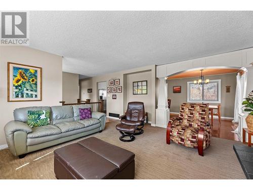 1520 Highland Drive N, Kelowna, BC - Indoor Photo Showing Living Room