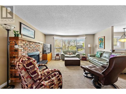 1520 Highland Drive N, Kelowna, BC - Indoor Photo Showing Living Room With Fireplace