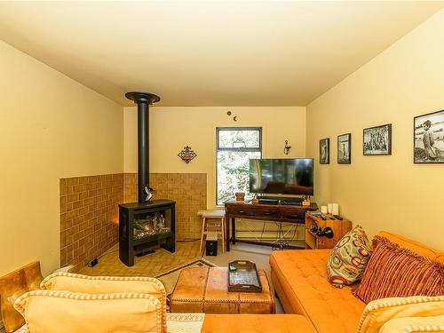 3711 Keel Cres, Pender Island, BC - Indoor Photo Showing Living Room With Fireplace