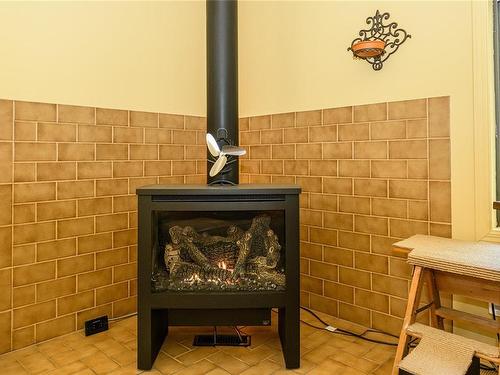 3711 Keel Cres, Pender Island, BC - Indoor With Fireplace