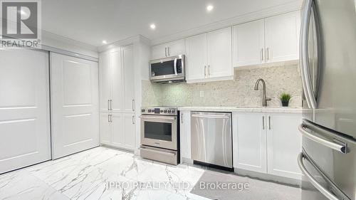 #707 -1320 Mississauga Valley Blvd W, Mississauga, ON - Indoor Photo Showing Kitchen With Upgraded Kitchen