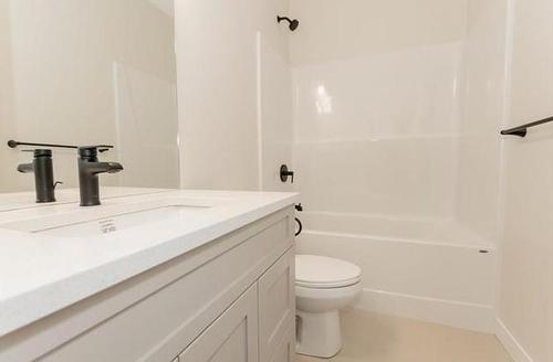 657 Sand Piper Trail S, Landmark, MB - Indoor Photo Showing Bathroom